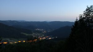 Dieses Bild zeigt eine Webcam-Aufnahme vom Achertal, aufgenommen am Mittwoch, den 27.05.2026 um 22:10 Uhr. Die Temperatur betrug 20.7°C.