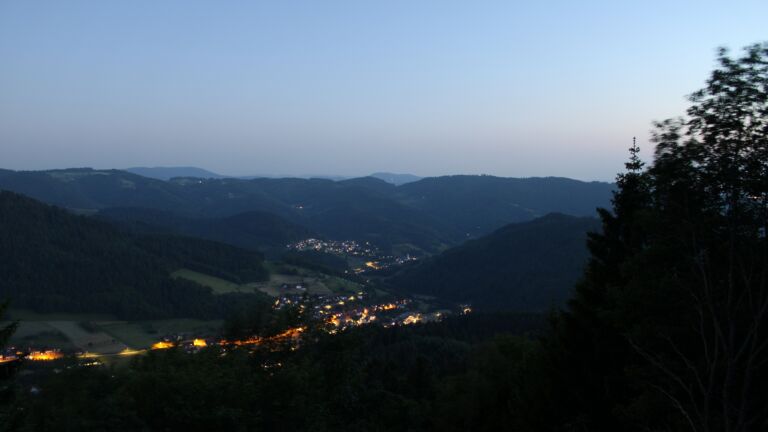 Dieses Bild zeigt eine Webcam-Aufnahme vom Achertal, aufgenommen am Mittwoch, den 27.05.2026 um 22:10 Uhr. Die Temperatur betrug 20.7°C.