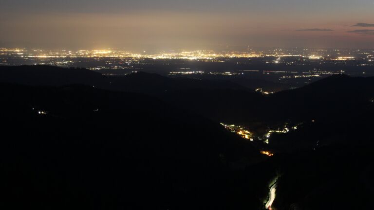 Dieses Bild zeigt eine Webcam-Aufnahme vom Achertal, aufgenommen am Samstag, den 12.07.2025 um 23:10 Uhr. Die Temperatur betrug 16.2°C.