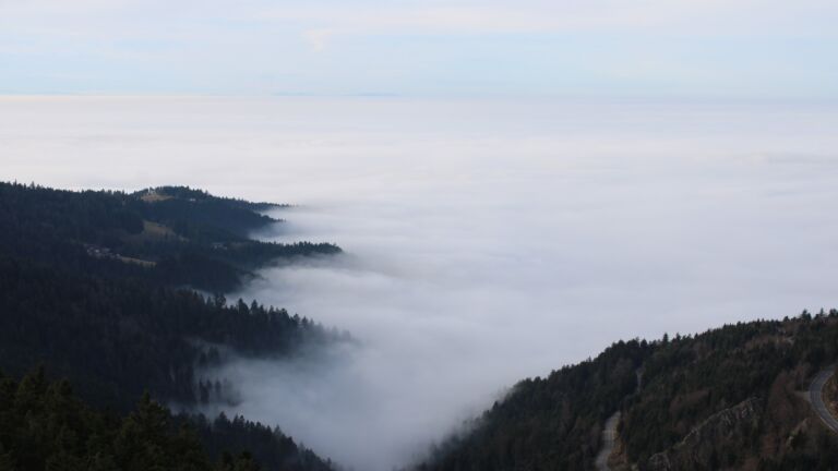 Dieses Bild zeigt eine Webcam-Aufnahme vom Achertal, aufgenommen am Montag, den 22.12.2025 um 13:50 Uhr. Die Temperatur betrug 6.9°C.