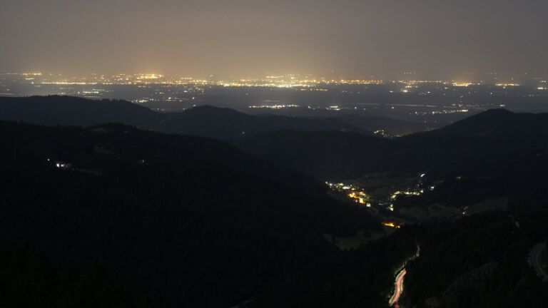 Dieses Bild zeigt eine Webcam-Aufnahme vom Achertal, aufgenommen am Donnerstag, den 14.08.2025 um 04:50 Uhr. Die Temperatur betrug 23.1°C.