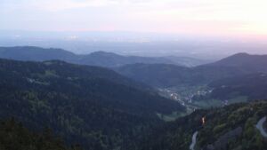 Dieses Bild zeigt eine Webcam-Aufnahme vom Achertal, aufgenommen am Dienstag, den 28.04.2026 um 21:00 Uhr. Die Temperatur betrug 12.1°C.