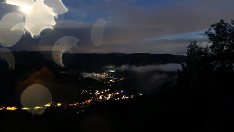 Dieses Bild zeigt eine Webcam-Aufnahme vom Achertal, aufgenommen am Freitag, den 21.08.2026 um 21:40 Uhr. Die Temperatur betrug 10.9°C.