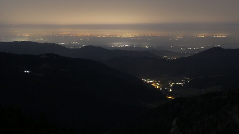 Dieses Bild zeigt eine Webcam-Aufnahme vom Achertal, aufgenommen am Samstag, den 07.03.2026 um 04:00 Uhr. Die Temperatur betrug 11.3°C.