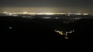 Dieses Bild zeigt eine Webcam-Aufnahme vom Achertal, aufgenommen am Donnerstag, den 12.03.2026 um 23:30 Uhr. Die Temperatur betrug 3.4°C.