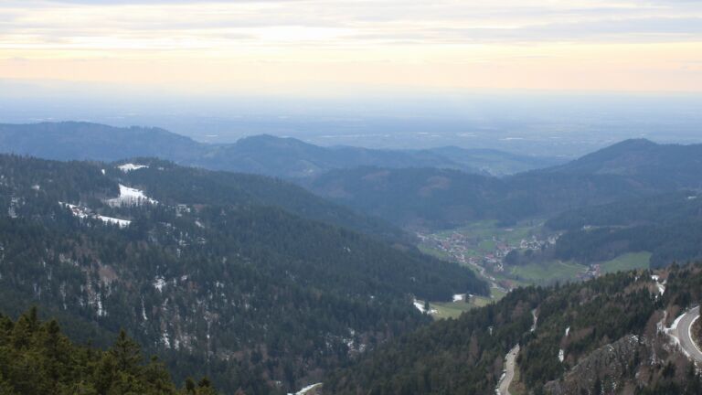 Dieses Bild zeigt eine Webcam-Aufnahme vom Achertal, aufgenommen am Freitag, den 03.04.2026 um 18:10 Uhr. Die Temperatur betrug 6.3°C.