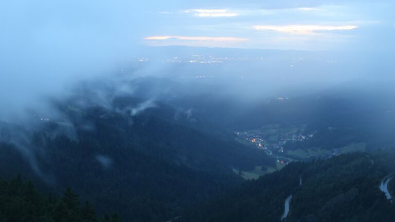 Dieses Bild zeigt eine Webcam-Aufnahme vom Achertal, aufgenommen am Montag, den 21.07.2025 um 21:50 Uhr. Die Temperatur betrug 11°C.