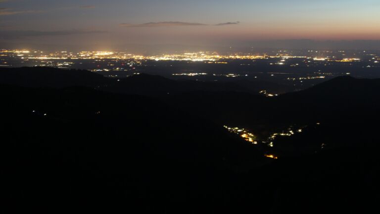 Dieses Bild zeigt eine Webcam-Aufnahme vom Achertal, aufgenommen am Montag, den 23.06.2025 um 23:10 Uhr. Die Temperatur betrug 14.2°C.
