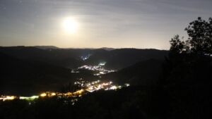 Dieses Bild zeigt eine Webcam-Aufnahme vom Achertal, aufgenommen am Freitag, den 18.09.2026 um 21:30 Uhr. Die Temperatur betrug 12.7°C.