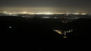 Dieses Bild zeigt eine Webcam-Aufnahme vom Achertal, aufgenommen am Donnerstag, den 12.03.2026 um 23:00 Uhr. Die Temperatur betrug 3.5°C.