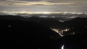 Dieses Bild zeigt eine Webcam-Aufnahme vom Achertal, aufgenommen am Freitag, den 19.12.2025 um 20:00 Uhr. Die Temperatur betrug 6.8°C.