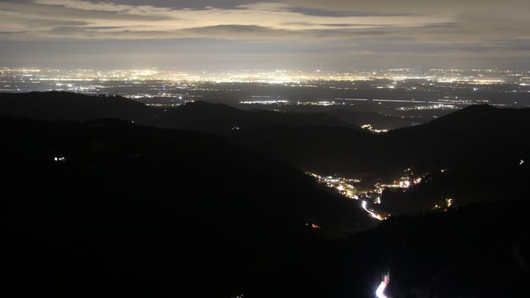 Dieses Bild zeigt eine Webcam-Aufnahme vom Achertal, aufgenommen am Freitag, den 19.12.2025 um 20:00 Uhr. Die Temperatur betrug 6.8°C.