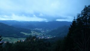 Dieses Bild zeigt eine Webcam-Aufnahme vom Achertal, aufgenommen am Dienstag, den 09.06.2026 um 05:00 Uhr. Die Temperatur betrug 13.1°C.