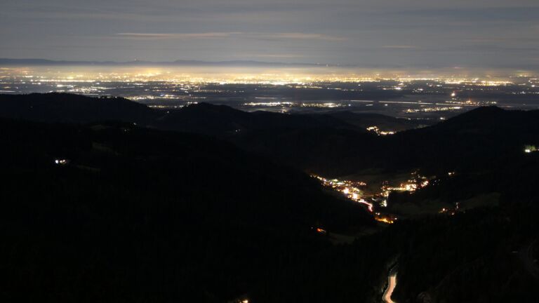 Dieses Bild zeigt eine Webcam-Aufnahme vom Achertal, aufgenommen am Samstag, den 29.11.2025 um 20:30 Uhr. Die Temperatur betrug 6.2°C.