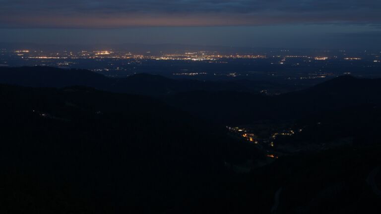 Dieses Bild zeigt eine Webcam-Aufnahme vom Achertal, aufgenommen am Freitag, den 30.05.2025 um 04:30 Uhr. Die Temperatur betrug 12.8°C.