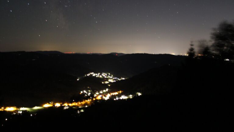 Dieses Bild zeigt eine Webcam-Aufnahme vom Achertal, aufgenommen am Freitag, den 14.08.2026 um 00:00 Uhr. Die Temperatur betrug 26.4°C.