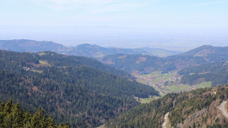 Dieses Bild zeigt eine Webcam-Aufnahme vom Achertal, aufgenommen am Donnerstag, den 09.04.2026 um 13:20 Uhr. Die Temperatur betrug 14.2°C.