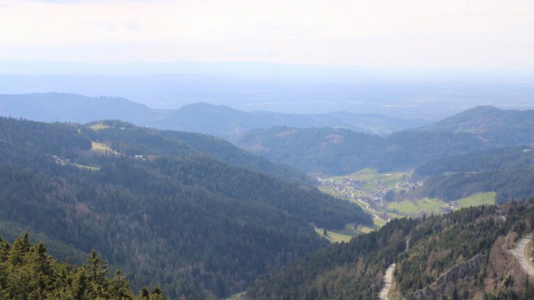 Dieses Bild zeigt eine Webcam-Aufnahme vom Achertal, aufgenommen am Sonntag, den 05.04.2026 um 16:20 Uhr. Die Temperatur betrug 11.9°C.