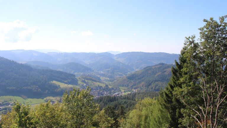 Dieses Bild zeigt eine Webcam-Aufnahme vom Achertal, aufgenommen am Montag, den 05.10.2026 um 13:20 Uhr. Die Temperatur betrug 22°C.