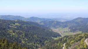 Dieses Bild zeigt eine Webcam-Aufnahme vom Achertal, aufgenommen am Samstag, den 25.04.2026 um 13:20 Uhr. Die Temperatur betrug 13.7°C.