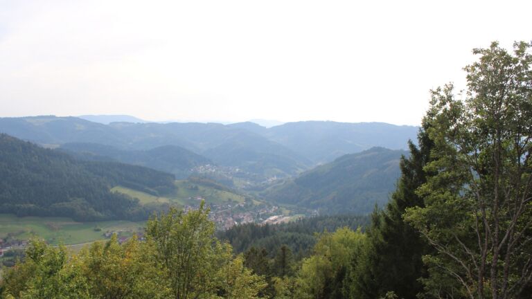 Dieses Bild zeigt eine Webcam-Aufnahme vom Achertal, aufgenommen am Montag, den 28.09.2026 um 16:30 Uhr. Die Temperatur betrug 29.8°C.