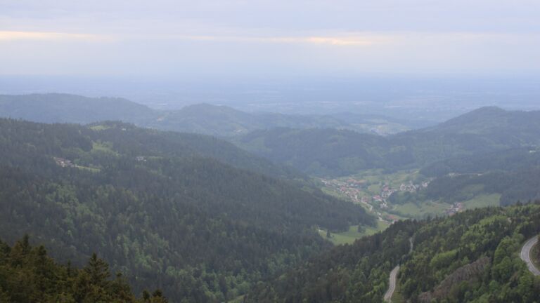Dieses Bild zeigt eine Webcam-Aufnahme vom Achertal, aufgenommen am Montag, den 04.05.2026 um 16:40 Uhr. Die Temperatur betrug 12.4°C.