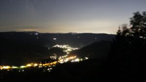 Dieses Bild zeigt eine Webcam-Aufnahme vom Achertal, aufgenommen am Montag, den 05.10.2026 um 20:20 Uhr. Die Temperatur betrug 16.9°C.