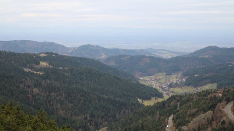 Dieses Bild zeigt eine Webcam-Aufnahme vom Achertal, aufgenommen am Freitag, den 19.12.2025 um 13:40 Uhr. Die Temperatur betrug 7.4°C.