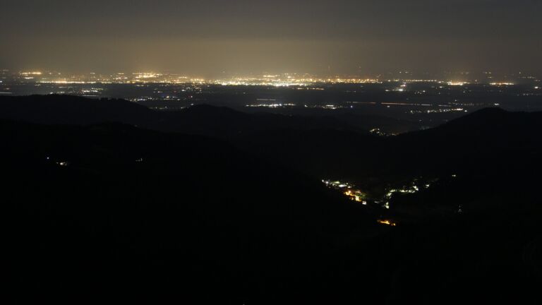 Dieses Bild zeigt eine Webcam-Aufnahme vom Achertal, aufgenommen am Mittwoch, den 18.06.2025 um 02:50 Uhr. Die Temperatur betrug 15.6°C.