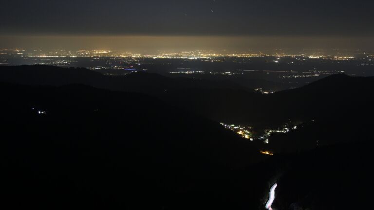 Dieses Bild zeigt eine Webcam-Aufnahme vom Achertal, aufgenommen am Sonntag, den 12.10.2025 um 22:00 Uhr. Die Temperatur betrug 6.2°C.