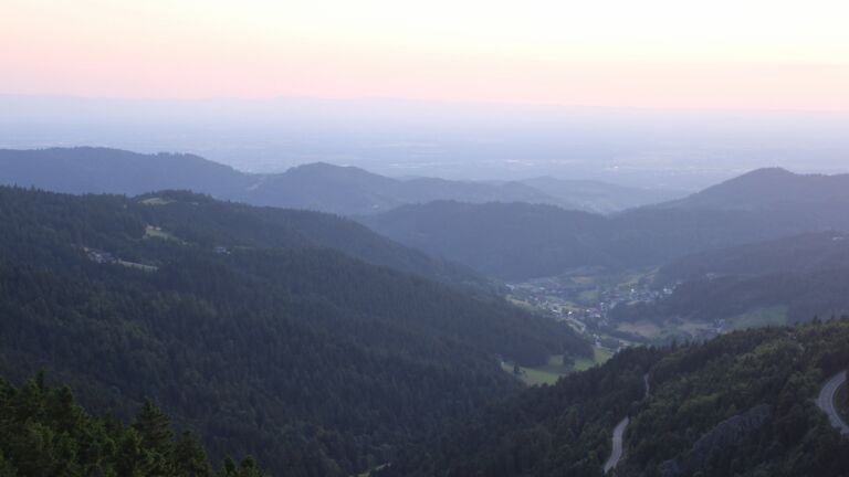 Dieses Bild zeigt eine Webcam-Aufnahme vom Achertal, aufgenommen am Montag, den 16.06.2025 um 21:20 Uhr. Die Temperatur betrug 13.8°C.