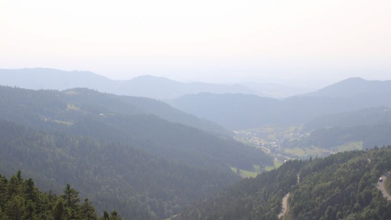 Dieses Bild zeigt eine Webcam-Aufnahme vom Achertal, aufgenommen am Montag, den 09.06.2025 um 17:30 Uhr. Die Temperatur betrug 15.5°C.