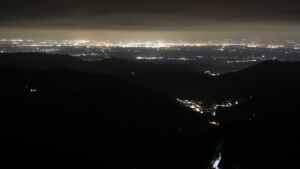 Dieses Bild zeigt eine Webcam-Aufnahme vom Achertal, aufgenommen am Montag, den 13.10.2025 um 21:00 Uhr. Die Temperatur betrug 6.5°C.