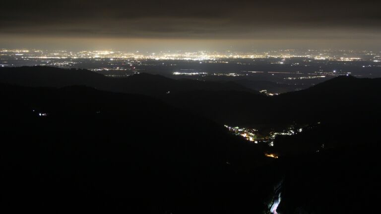 Dieses Bild zeigt eine Webcam-Aufnahme vom Achertal, aufgenommen am Montag, den 13.10.2025 um 21:00 Uhr. Die Temperatur betrug 6.5°C.