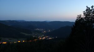 Dieses Bild zeigt eine Webcam-Aufnahme vom Achertal, aufgenommen am Mittwoch, den 29.07.2026 um 22:00 Uhr. Die Temperatur betrug 28.5°C.