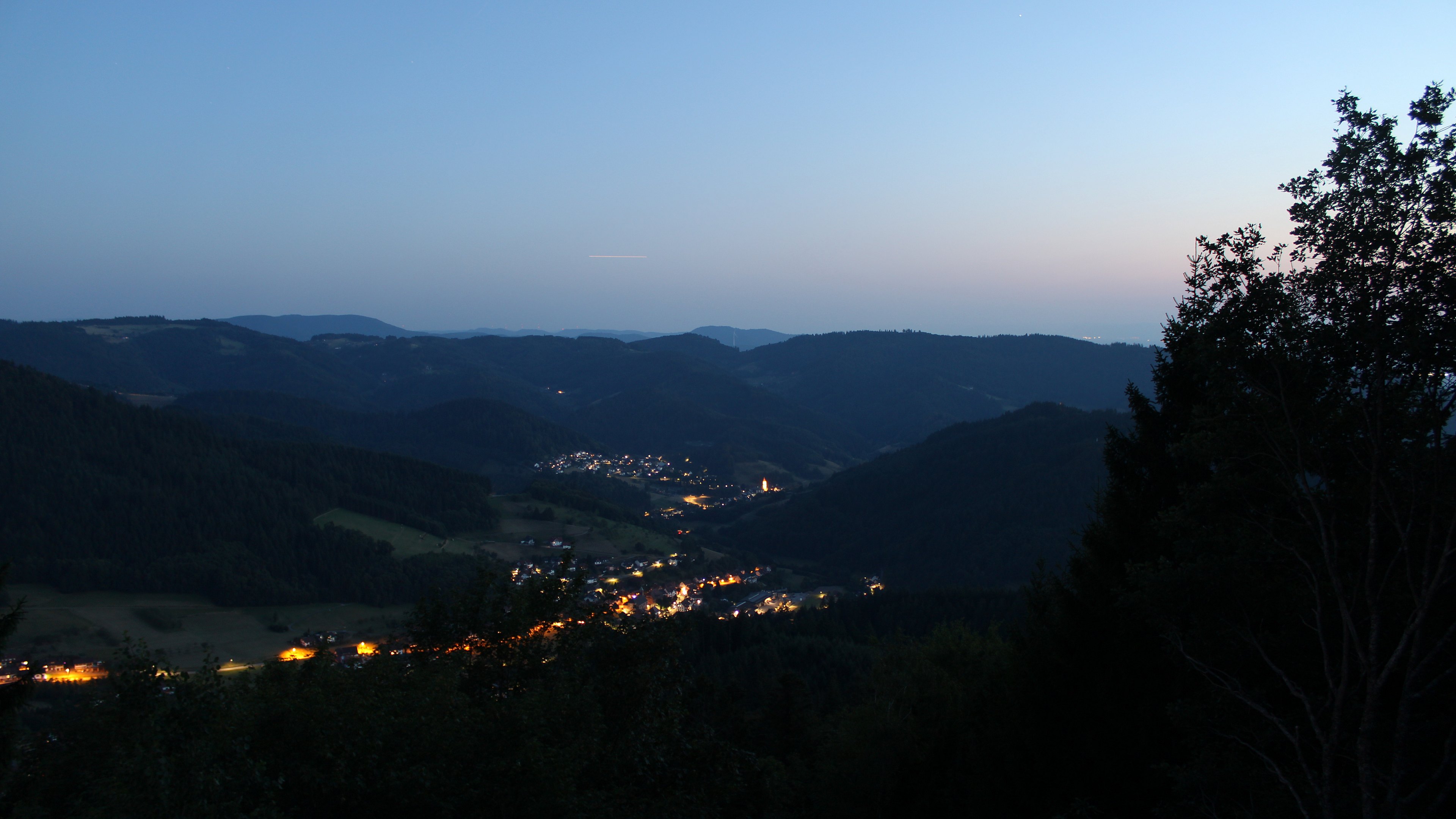 Dieses Bild zeigt eine Webcam-Aufnahme vom Achertal, aufgenommen am Mittwoch, den 29.07.2026 um 22:00 Uhr. Die Temperatur betrug 28.5°C.
