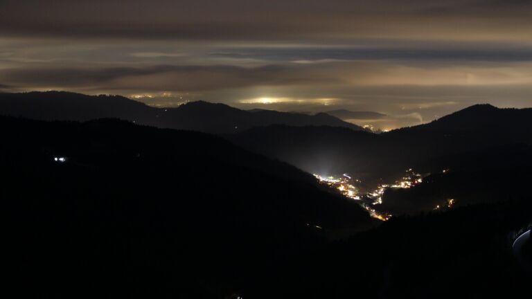 Dieses Bild zeigt eine Webcam-Aufnahme vom Achertal, aufgenommen am Donnerstag, den 04.12.2025 um 06:30 Uhr. Die Temperatur betrug 2.1°C.