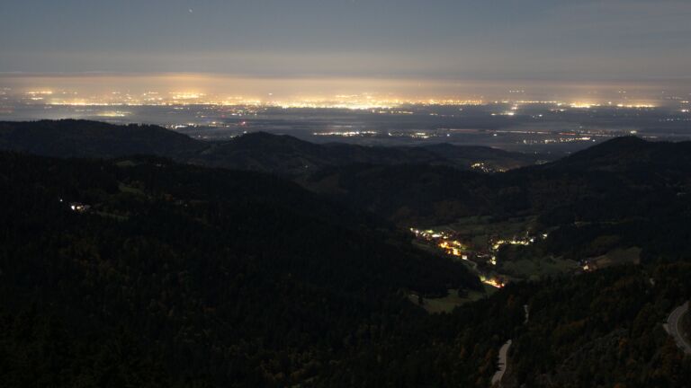 Dieses Bild zeigt eine Webcam-Aufnahme vom Achertal, aufgenommen am Freitag, den 10.10.2025 um 04:00 Uhr. Die Temperatur betrug 9.2°C.