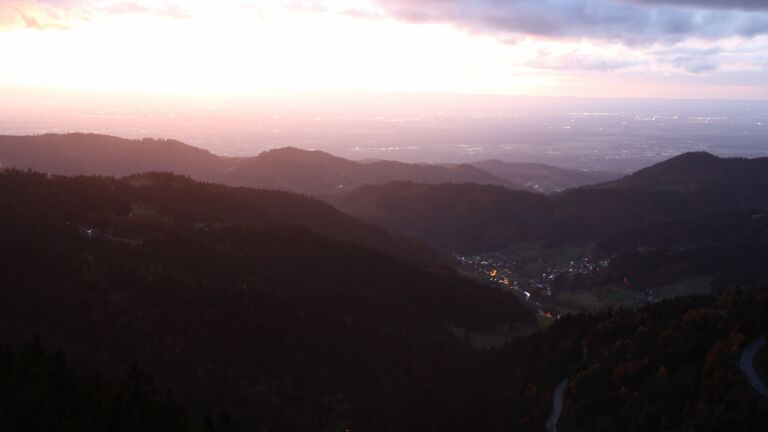 Dieses Bild zeigt eine Webcam-Aufnahme vom Achertal, aufgenommen am Samstag, den 25.10.2025 um 18:50 Uhr. Die Temperatur betrug 4.3°C.