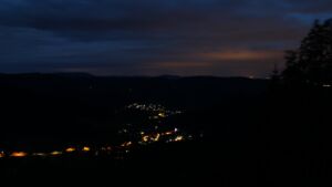 Dieses Bild zeigt eine Webcam-Aufnahme vom Achertal, aufgenommen am Montag, den 18.05.2026 um 04:40 Uhr. Die Temperatur betrug 10.5°C.