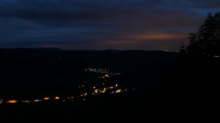 Dieses Bild zeigt eine Webcam-Aufnahme vom Achertal, aufgenommen am Montag, den 18.05.2026 um 04:40 Uhr. Die Temperatur betrug 10.5°C.