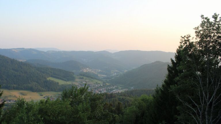 Dieses Bild zeigt eine Webcam-Aufnahme vom Achertal, aufgenommen am Donnerstag, den 30.07.2026 um 20:30 Uhr. Die Temperatur betrug 26.8°C.