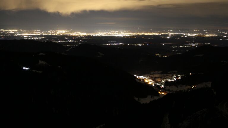 Dieses Bild zeigt eine Webcam-Aufnahme vom Achertal, aufgenommen am Dienstag, den 13.01.2026 um 00:00 Uhr. Die Temperatur betrug 4.6°C.