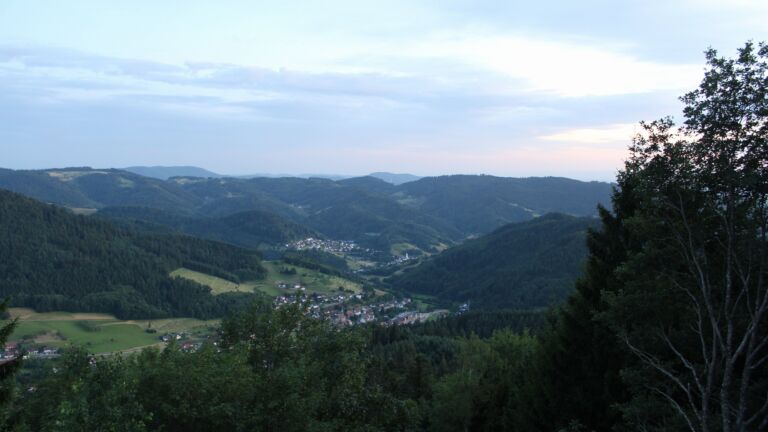 Dieses Bild zeigt eine Webcam-Aufnahme vom Achertal, aufgenommen am Dienstag, den 07.07.2026 um 21:50 Uhr. Die Temperatur betrug 23.1°C.
