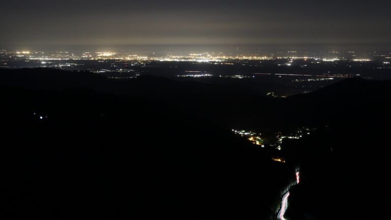 Dieses Bild zeigt eine Webcam-Aufnahme vom Achertal, aufgenommen am Montag, den 20.04.2026 um 04:00 Uhr. Die Temperatur betrug 4.9°C.