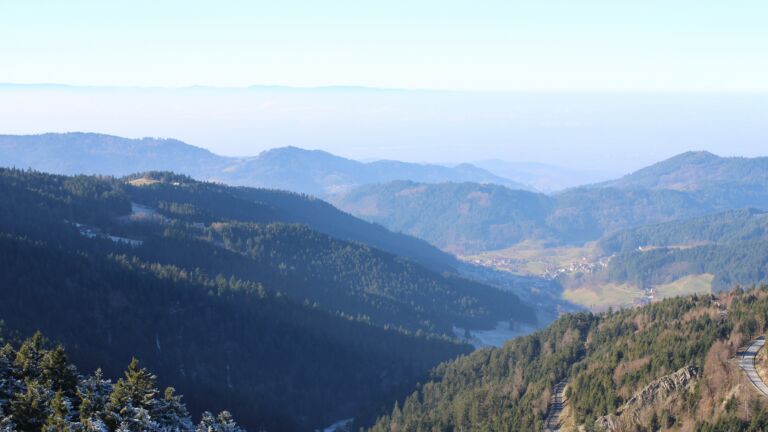 Dieses Bild zeigt eine Webcam-Aufnahme vom Achertal, aufgenommen am Samstag, den 27.12.2025 um 12:30 Uhr. Die Temperatur betrug 5.4°C.