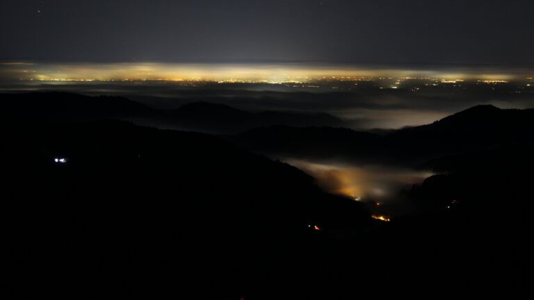 Dieses Bild zeigt eine Webcam-Aufnahme vom Achertal, aufgenommen am Sonntag, den 28.12.2025 um 04:30 Uhr. Die Temperatur betrug 1.9°C.