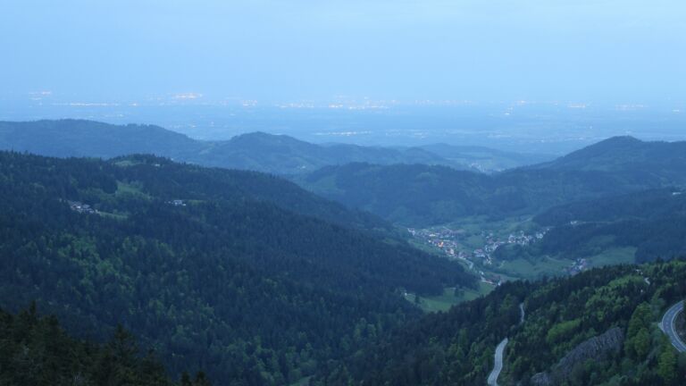 Dieses Bild zeigt eine Webcam-Aufnahme vom Achertal, aufgenommen am Samstag, den 03.05.2025 um 05:40 Uhr. Die Temperatur betrug 13°C.