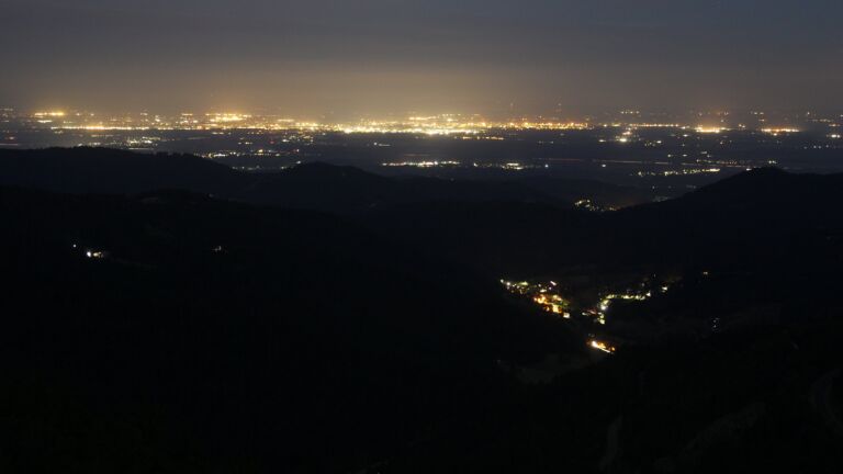 Dieses Bild zeigt eine Webcam-Aufnahme vom Achertal, aufgenommen am Samstag, den 19.07.2025 um 04:10 Uhr. Die Temperatur betrug 15.5°C.