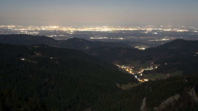 Dieses Bild zeigt eine Webcam-Aufnahme vom Achertal, aufgenommen am Montag, den 02.03.2026 um 19:40 Uhr. Die Temperatur betrug 6.6°C.